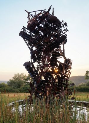 Künstler Arman im Giardino Daniel Spoerri