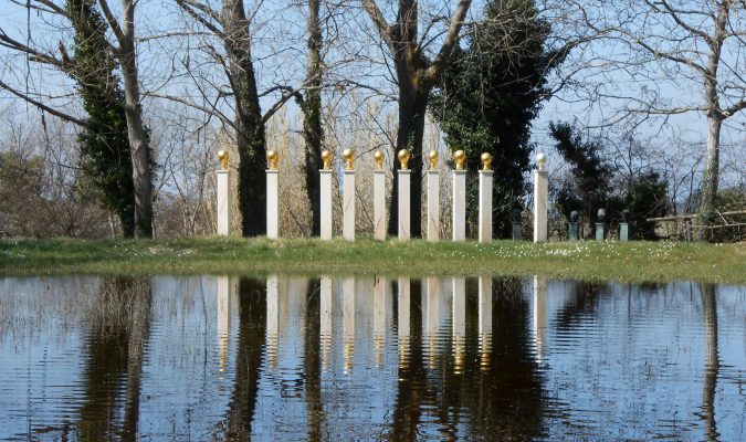 Künstlerin Eva Aeppli im Giardino Daniel Spoerri 49