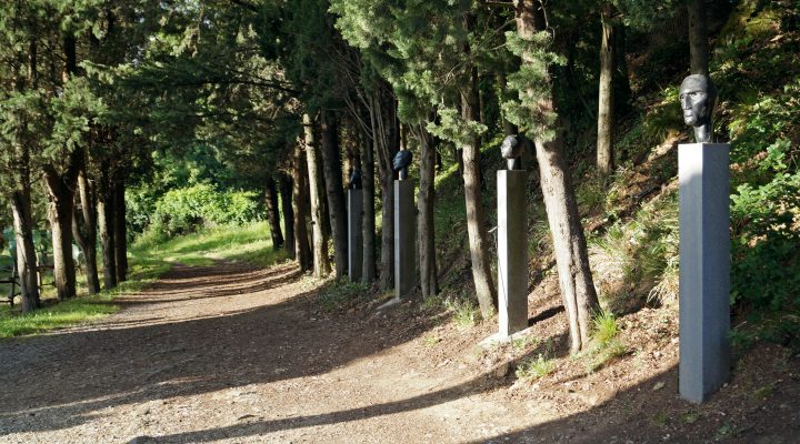 Künstlerin Eva Aeppli im Giardino Daniel Spoerri 53