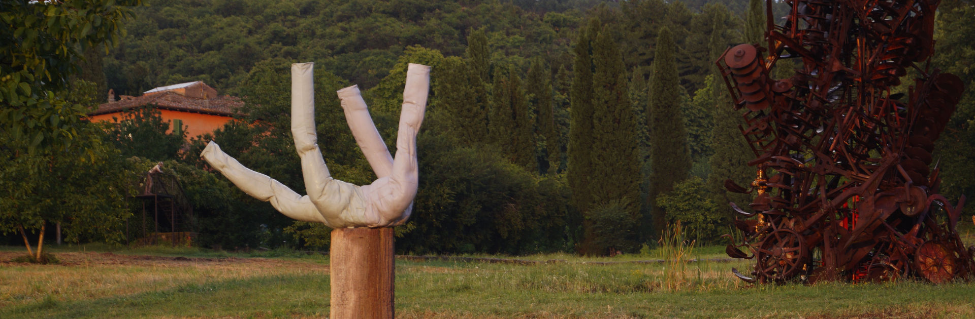 Künstler Erwin Wurm im Giardino di Daniel Spoerri