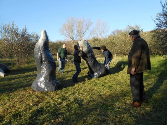 Anlegen des Skulpturengartens Il Giardino di Daniel Spoerri